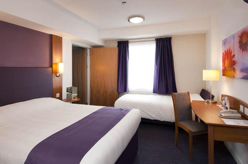 Premier Inn Huddersfield West المظهر الخارجي الصورة